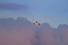 Der Säntismast im Rosa-Nebel von Schwellbrunn aus. (Bild: Luciano Pau)