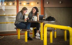 Zwei Studentinnen tauschen sich fachlich aus. (Bild: Reto Martin)