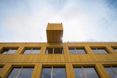 Architektur in Baustellen-Optik: Die Fassade des Lattichbaus besteht aus Schaltafeln, ein Baugerüst dient als Treppenhaus und Korridor. (Bild: Adriana Ortíz Cardozo)
