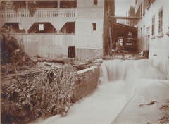 Durchfluss zwischen Haus Mahler und Haus Schnyder an der Stampfelistrasse in Wolhusen. (Bild: Seppi Bühler/ Wolhuser Forum für Geschichte)