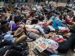 Menschen demonstrieren am internationalen Klimastreiktag in Bellinzona. (Bild: KEYSTONE/TI-PRESS/SAMUEL GOLAY)