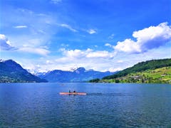 Auf dem Sarnersee geniesst man die Freizeit im Ruderboot bei herrlichem Frühlingswetter. (Bild: Urs Gutfleisch, Sarnen, 24. Mai 2019)
