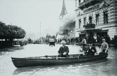 Bootfahren beim Schwanenplatz anno 1910. (Bild: Stadtarchiv Luzern/ F2a/NATUREREIGNISSE/19.XII:01)
