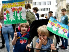 Selbst die Kleinsten waren am schweizweit grössten Umzug in Zürich mit von der Partie. Ihre Sorge galt der Tier- und Pflanzenwelt. (Bild: KEYSTONE/WALTER BIERI)