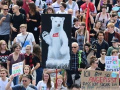 Nach Angaben der Organisatoren demonstrierten in Berlin mehr als 15'000 Teilnehmerinnen und Teilnehmer für den Klimaschutz. (Bild: KEYSTONE/EPA/CLEMENS BILAN)
