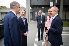 Bundesrat Ignazio Cassis (2.v.l.) und Regierungsrat Stefan Kölliker mit Ehefrau (rechts). (Bild: Ralph Ribi)