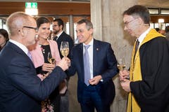 Bundesrat Ignazio Cassis (Mitte) plaudert beim Apéro mit Regierungsrat Stefan Kölliker (links) und HSG-Rektor Thomas Bieger. (Bild: Ralph Ribi)