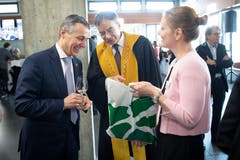 Bundesrat Ignazio Cassis und HSG-Rektor Thomas Bieger (v.l.) beim Apéro. (Bild: Ralph Ribi)