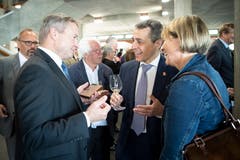 Bundesrat Ignazio Cassis (Mitte) im Gespräch mit Regierungsrat Alfred Stricker (AR).(Bild: Ralph Ribi)