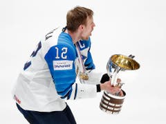 Später durfte Marko Anttila als Captain den Pokal als Erster in die Höhe stemmen (Bild: Keystone/AP/Petr David Josek)