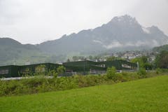 Das Gebäude vor dem Pilatus. (Bilder: Matthias Stadler, Hergiswil, 25. Mai 2019)