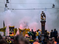 Die YB-Fans machen Bern zum Vulkan. (Bild: KEYSTONE/PETER SCHNEIDER)