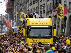 Die Altstadt von Bern brodelt im Schlepptau des YB-Wagens. (Bild: KEYSTONE/PETER SCHNEIDER)
