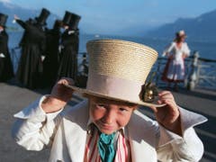 Ein junger Darsteller der Aufführung des Winzerfests 1999. (Bild: Keystone/FABRICE COFFRINI)