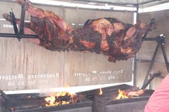 Eine besondere Spezialität stand auf dem Speisezettel: gegrillter Ochse. (Bild: Paul Gwerder, 25. Mai 2019)