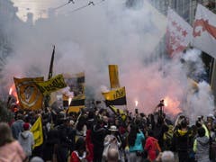 Die YB-Fans feierten den 13. Meistertitel auch mit Fackeln. (Bild: Keystone/PETER SCHNEIDER)