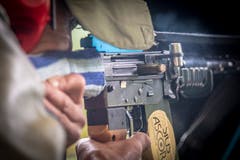 Eingefroren: Nach der Schussabgabe wirft das Sturmgewehr 57 die leere Hülse der gerade verschossenen Patrone aus. (Bild: Urs Bucher - 25. Mai 2019)