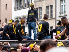 YB-Spieler und Fans feiern anlässlich des Meisterumzuges am Sonntag in der Berner Altstadt (Bild: KEYSTONE/PETER SCHNEIDER)
