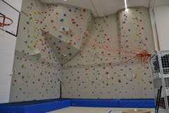 Die neue Kletterwand in der Turnhalle.