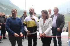 Sie haben das Band durchschnitten (von links): Dimitri Moretti, Bligg und Heidi Z'graggen. (Bild: Paul Gwerder, 25. Mai 2019)