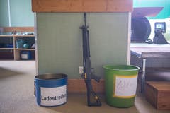 Und auch der Abfall wird fein säuberlich getrennt: links die leeren Ladestreifen, rechts der Abfall - und dazwischen ein Sturmgewehr 90. (Bild: Urs Bucher - 25. Mai 2019)