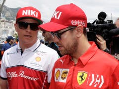 Sebastian Vettel (rechts/im Gespräch mit Kimi Räikkönen) schloss ein schwieriges Wochenende für Ferrari mit Rang 2 versöhnlich ab (Bild: KEYSTONE/AP/LUCA BRUNO)
