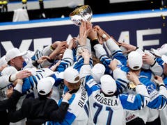 Finnlands Eishockey-Nationalteam feiert den dritten WM-Titel nach 1995 und 2011. Im Final bezwingen sie Kanada 3:1. (Bild: Keystone/AP/Petr David Josek)