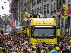 Die Meistermannschaft des BSC Young Boys auf einem Lastwagen in der Berner Altstadt. (Bild: Keystone/PETER SCHNEIDER)