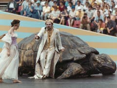Fête des Vignerons 1999: Orpheus in seinem Garten, an eine riesengrosse Schildkröte gelehnt. (Bild: Keystone/PATRICK AVIOLAT)