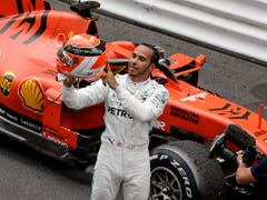 Lewis Hamilton bestritt den Grand Prix von Monaco zu Ehren von Niki Lauda mit einem speziell bemalten Helm (Bild: KEYSTONE/AP/LUCA BRUNO)