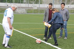 Regierungsrätin Heidi Z'graggen hatte die Ehre, das Fussballspiel zusammen mit Kudi Müller anzustossen. Hinten links der frühere Präsident des ESC Markus Zgraggen mit seinem Nachfolger Sandro Imhasly. (Bild: Paul Gwerder, 24. Mai 2019)