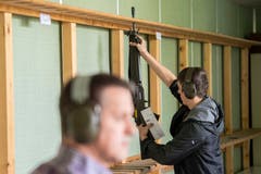 Vor und nach dem Schiessen gehört die Waffe mit entferntem Magazin in den Gewehrrechen. (Bild: Urs Bucher - 25. Mai 2019)
