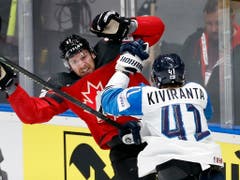 Finnland behielt im Final die Oberhand - im Bild Joel Kiviranta gegen Kanadas Torschützen Shea Theodore (Bild: KEYSTONE/AP/PETR DAVID JOSEK)