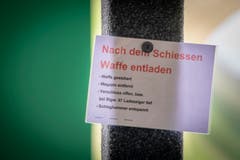 Sicherheit wird gross geschrieben: Anweisungen zum richtigen Entladen nach dem Schiessen im Schiessstand Erlenholz. (Bild: Urs Bucher - 25. Mai 2019)