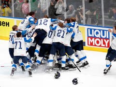 ...und bilden eine Menschentraube. Finnland hatte nicht zu den Favoriten gehört und überzeugte mit dem Motto «die Mannschaft ist der Star» (Bild: Keystone/AP/Petr David Josek)