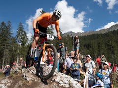 Mathieu van der Poel fordert Nino Schurter alles ab. (Bild: KEYSTONE/GIAN EHRENZELLER)