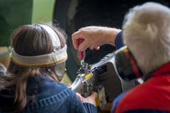 Wichtig für jeden Schiesserfolg: das Einschiessen des Gewehrs, also das Anpassen des Visiers an die jeweilige Schützin, den jeweiligen Schützen. (Bild: Urs Bucher - 25. Mai 2019)