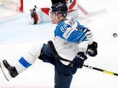 Harri Pesonen von den SCL Tigers bejubelt den dritten finnischen Treffer. Pesonen ist mit Toni Rajala (Biel) und Petteri Lindbohm (Lausanne) einer von drei Weltmeistern, die in der Schweiz spielen (Bild: KEYSTONE/AP/PETR DAVID JOSEK)
