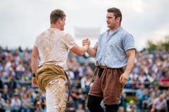 Matthias Herger (links) gratuliert dem Sieger Armon Orlik nach dem Schlussgang. (Bild: Philipp Schmidli, Oberdorf, 26. Mai 2019)