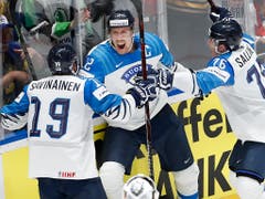 Marko Anttila (mitte) bejubelt mit seinen Teamkollegen einen der beiden Treffer im Final gegen Kanada. Finnland wurde zum dritten Mal nach 1995 und 2011 Eishockey-Weltmeister (Bild: KEYSTONE/AP/PETR DAVID JOSEK)