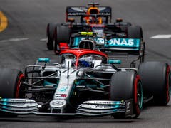 Lewis Hamilton hielt Max Verstappen im Red Bull trotz nachlassender Vorderreifen bis zum Schluss in Schach (Bild: KEYSTONE/EPA/SRDJAN SUKI)