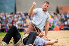 Marcel Mathis bejubelt seinen Sieg im sechsten Gang. (Bild: Philipp Schmidli, Oberdorf, 26. Mai 2019)
