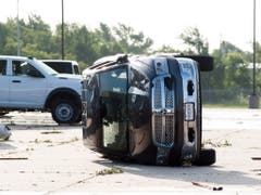 Auch schwere SUV-Fahrzeuge sahen nach dem Tornado aus wie leichte Spielklötze. (Bild: KEYSTONE/EPA/TORREY PURVEY)