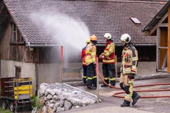 So würden im Ernstfall gefährdete Gebäude in der Nähe des Brandherdes geschützt. (Bild: Sascha Erni)