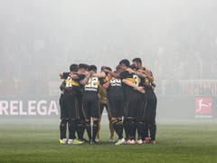 Sämtliches Einschwören nützt beim VfB Stuttgart nicht: Die Schwaben steigen ab (Bild: KEYSTONE/EPA/FELIPE TRUEBA)