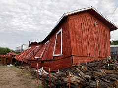 Der Wind blies auch für diese Holzhütte zu stark. (Bild: KEYSTONE/AP Tulsa World/MIKE SIMONS)