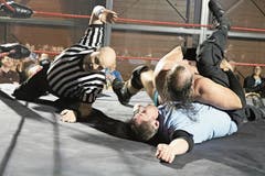 Schwitzende Männer mit nacktem Oberkörper und Referee im Ring: Wrestling hat für einmal Einzug in Wil gehalten. (Bild: Bilder: Christof Lampart)