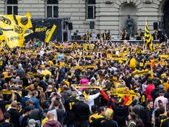 Gelbschwarze Feststimmung auf dem Bundesplatz (Bild: KEYSTONE/PETER SCHNEIDER)