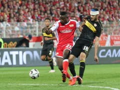 Unions Suleiman Abdullahi verpasst, bedrängt von Stuttgarts Ozan Kabak, die vorzeitige Entscheidung (Bild: KEYSTONE/EPA/FELIPE TRUEBA)