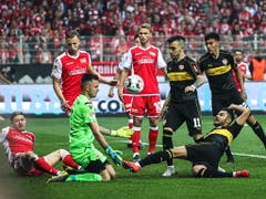 Und die Spieler lösten die Forderung der Fans ein: Mit vereinten Kräften stoppt der Berliner Abwehrverbund den Abschluss von Ozan Kabak (Bild: KEYSTONE/EPA/FELIPE TRUEBA)